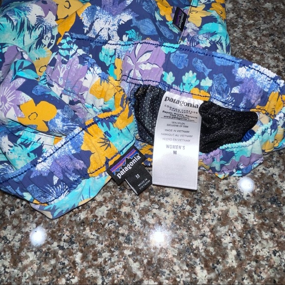 Patagonia Woman’s Barely Baggies Short 2.5” Size Medium - Picture 2 of 5